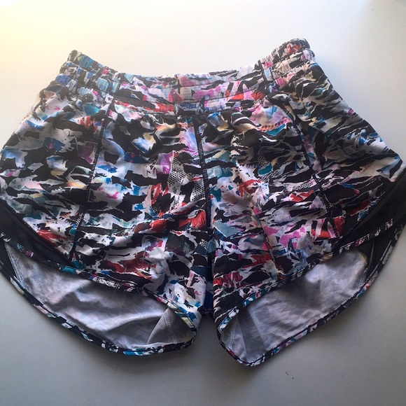 lululemon athletica Pants - Lululemon Hotty Hot Short II *4"